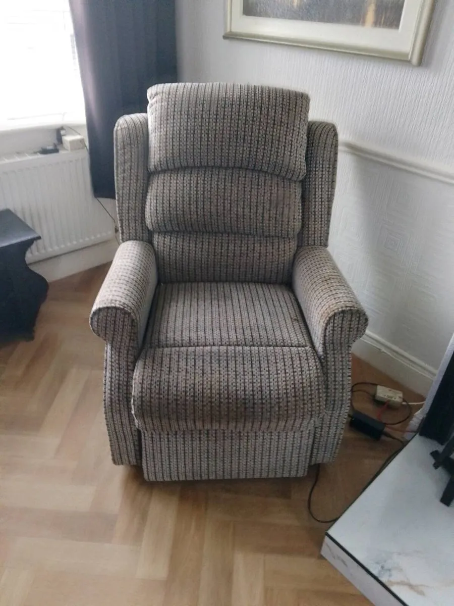 Rise and recline electric mobility armchair - Image 3