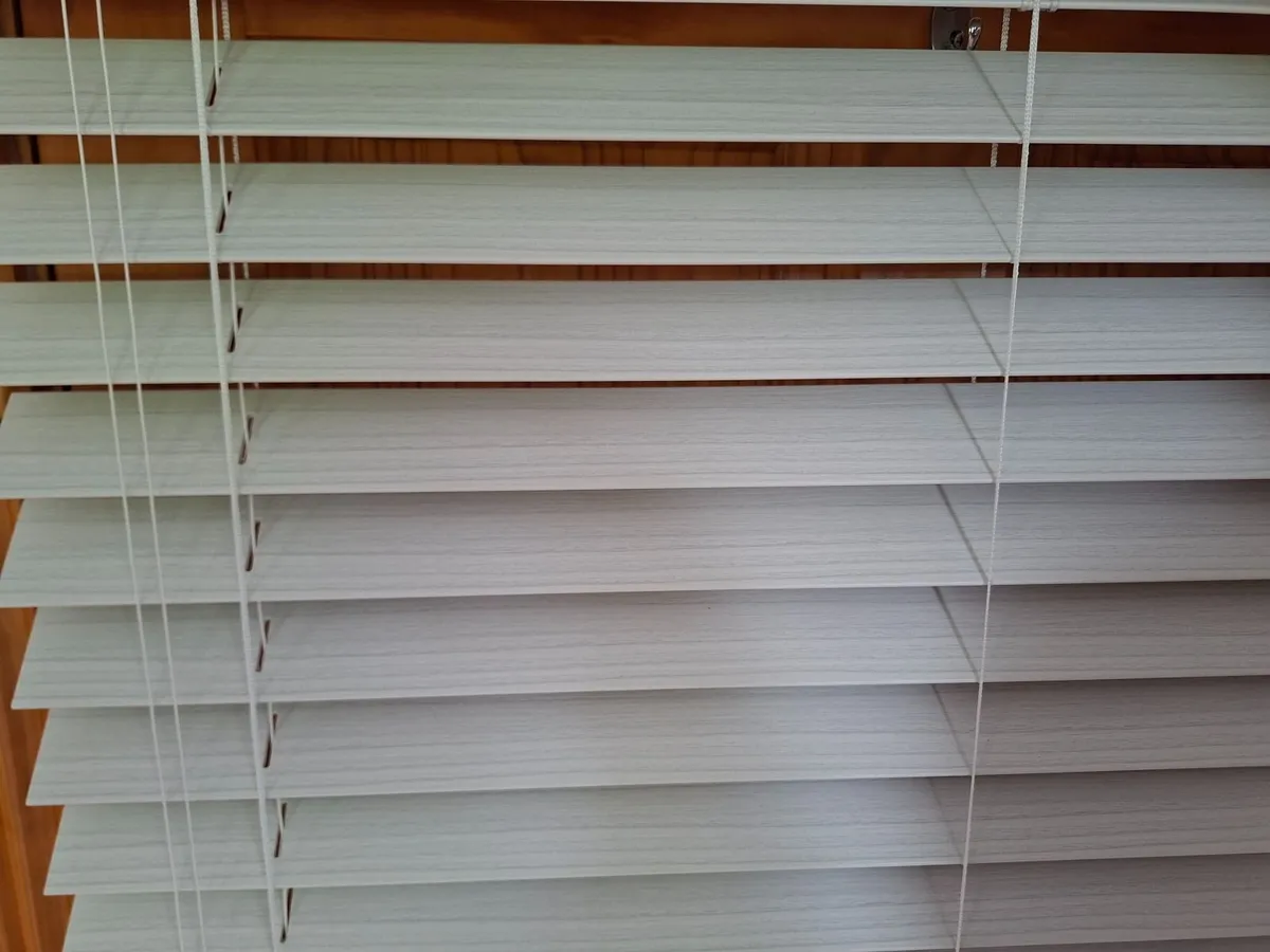 2 window Venetian Blinds - Image 3