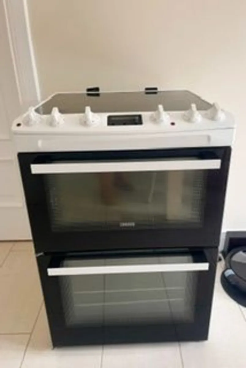 Free standing white electric Zanussi Cooker - Image 1