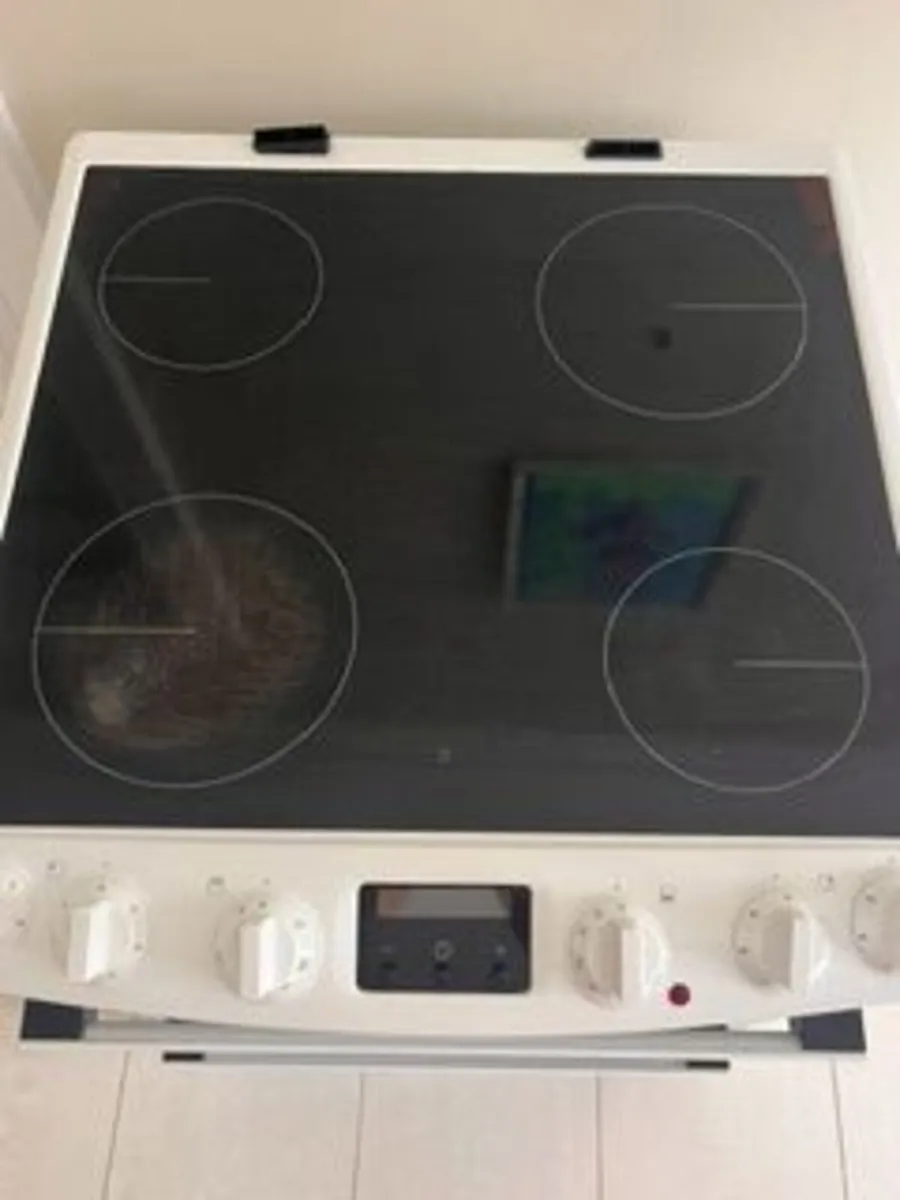 Free standing white electric Zanussi Cooker - Image 3