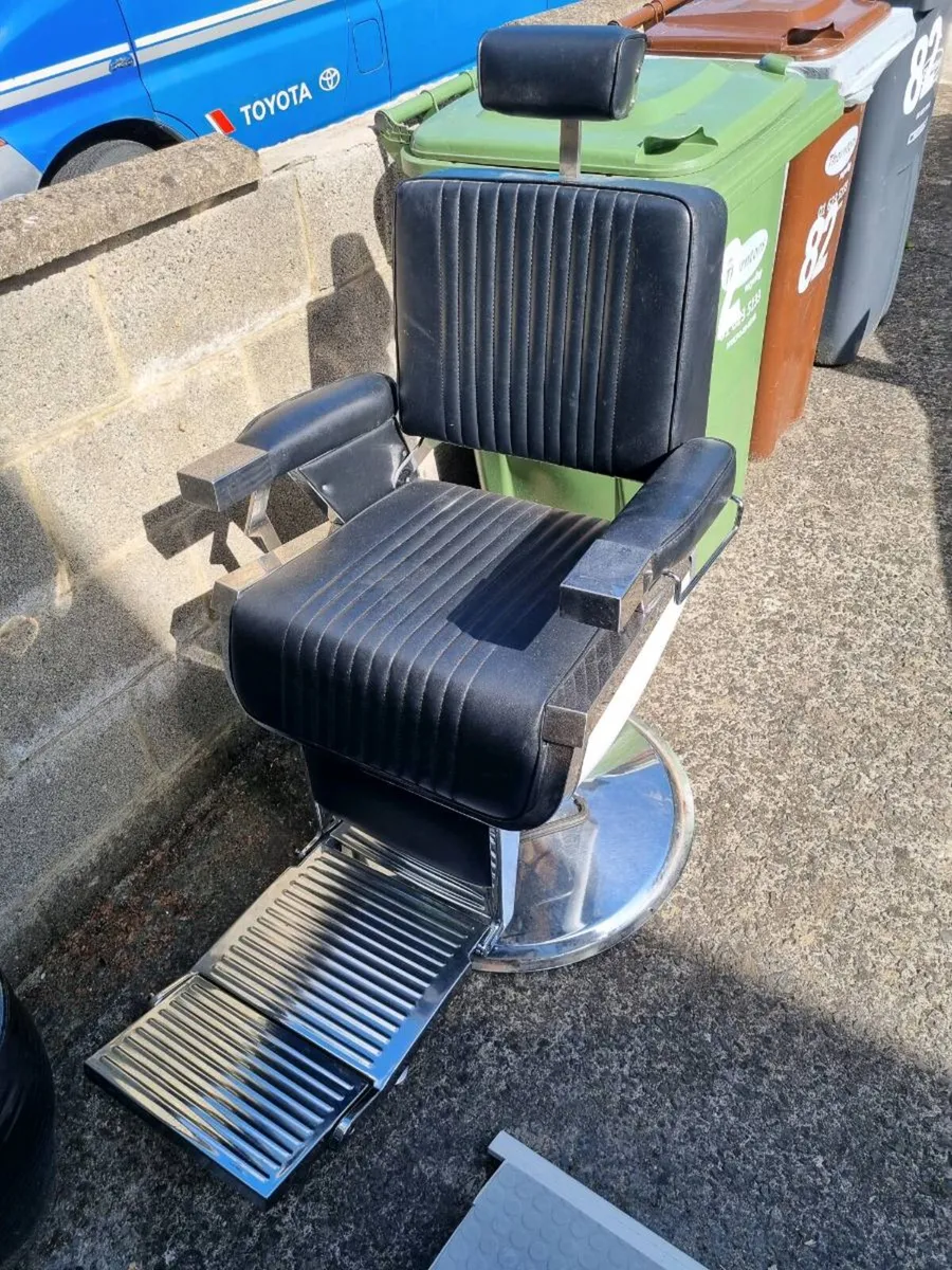Barber chair - Image 1