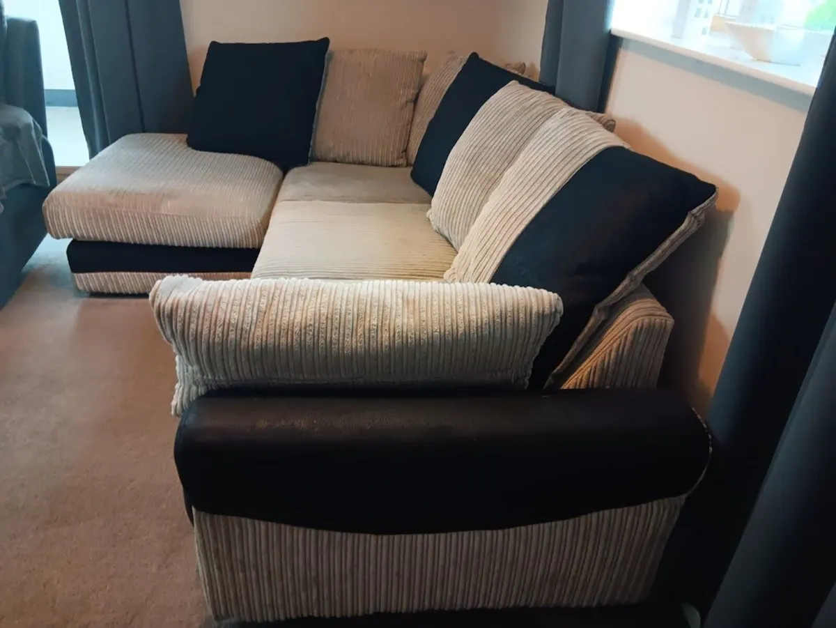 corner sofa no rips or stains - Image 1