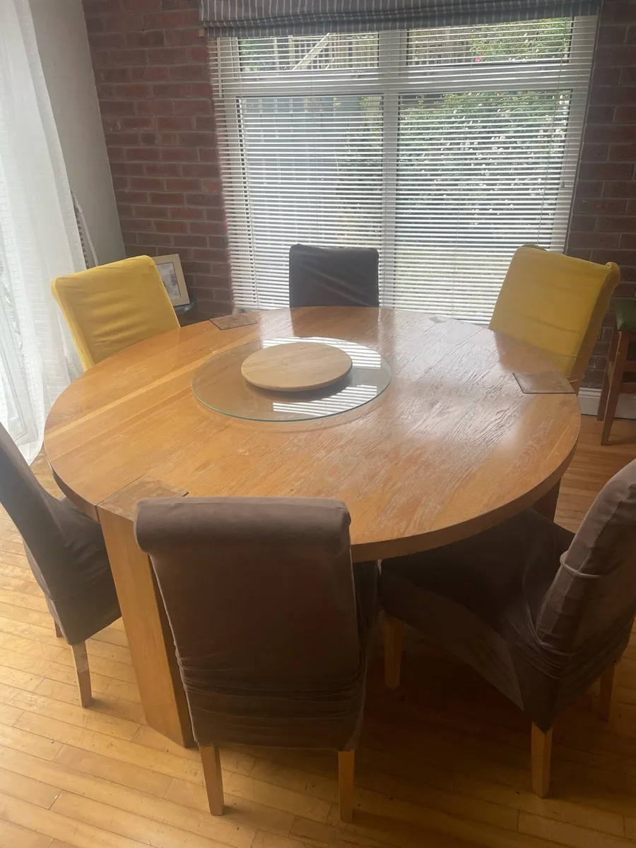 Round dining table - Image 1