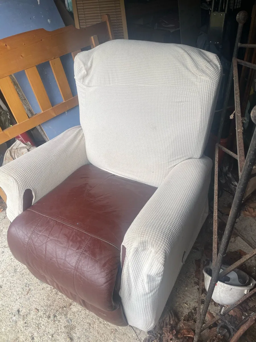 Electric riser recliner - Image 2