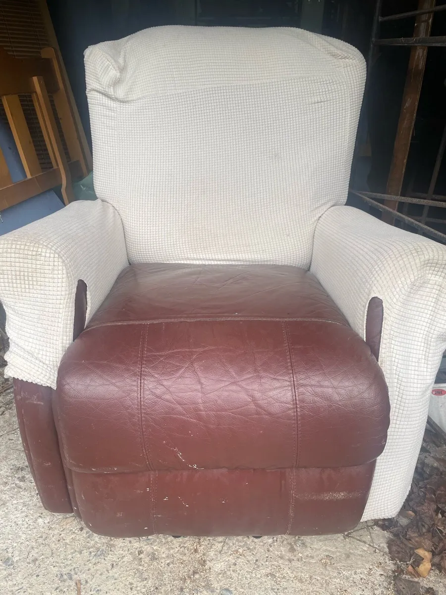 Electric riser recliner - Image 3