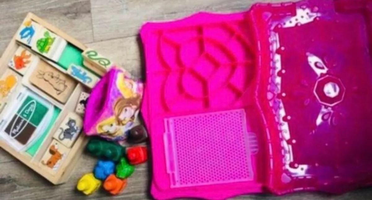 Bundle of animal stamps and crayons - Image 3