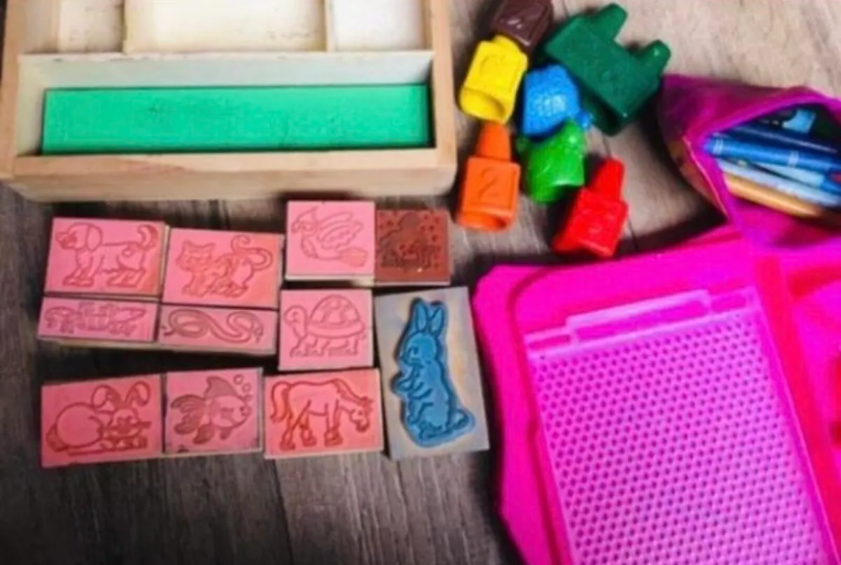 Bundle of animal stamps and crayons - Image 4