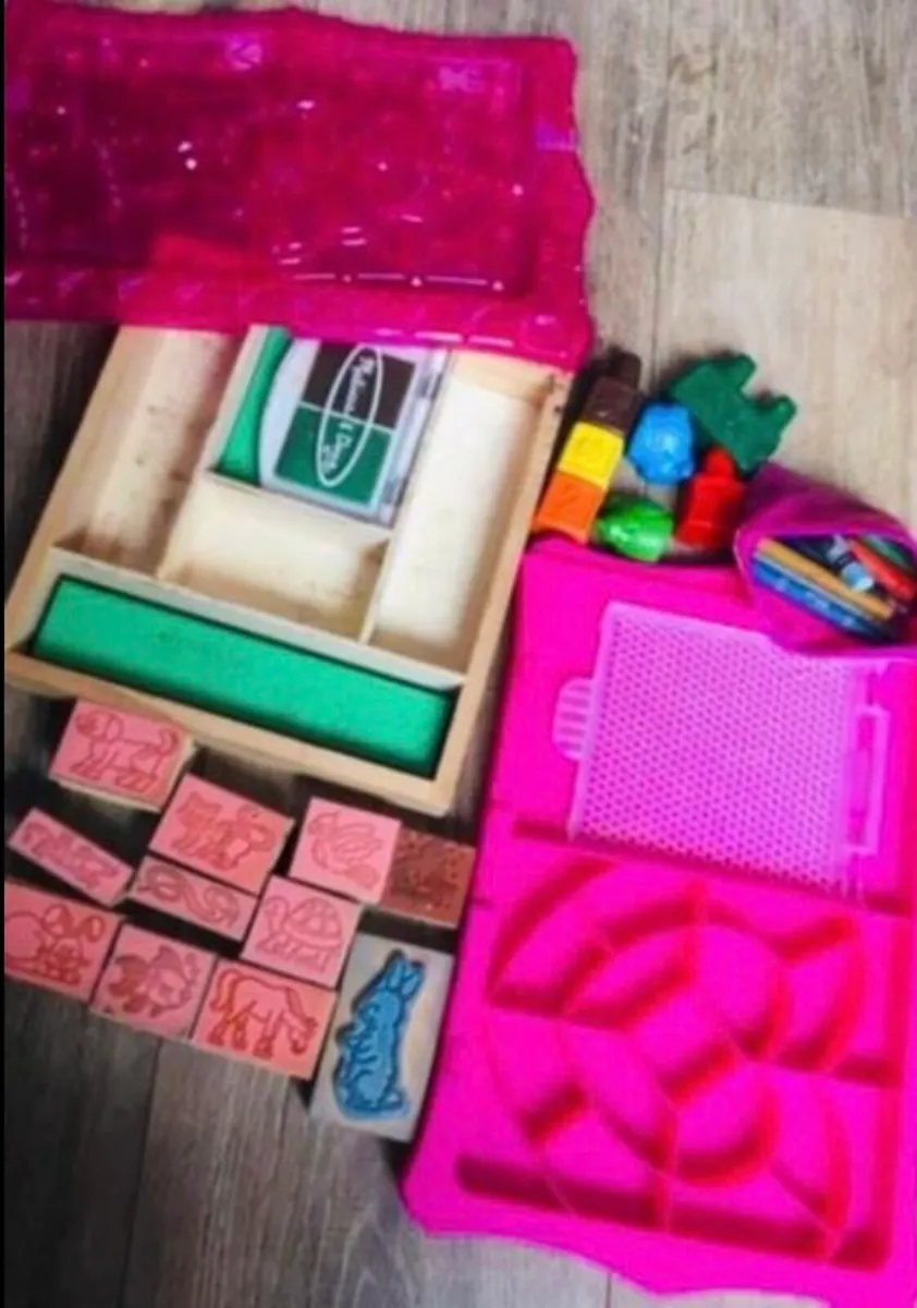 Bundle of animal stamps and crayons - Image 1