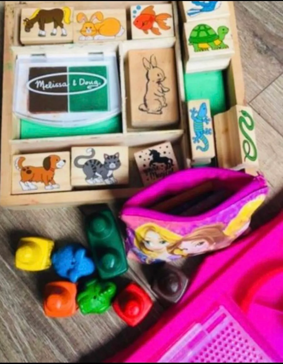 Bundle of animal stamps and crayons - Image 2