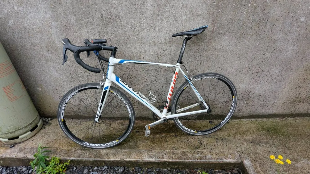 Giant Defy. Road bike + GIFTS ARE INCLUDED - Image 1
