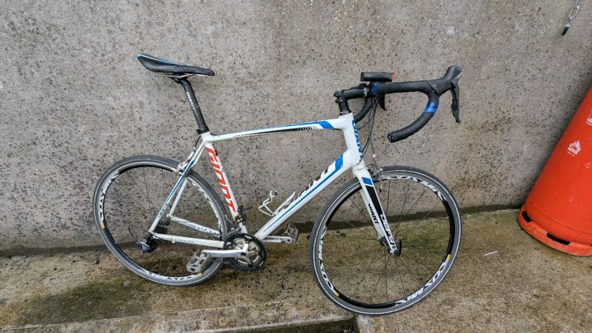 Giant Defy. Road bike + GIFTS ARE INCLUDED - Image 2