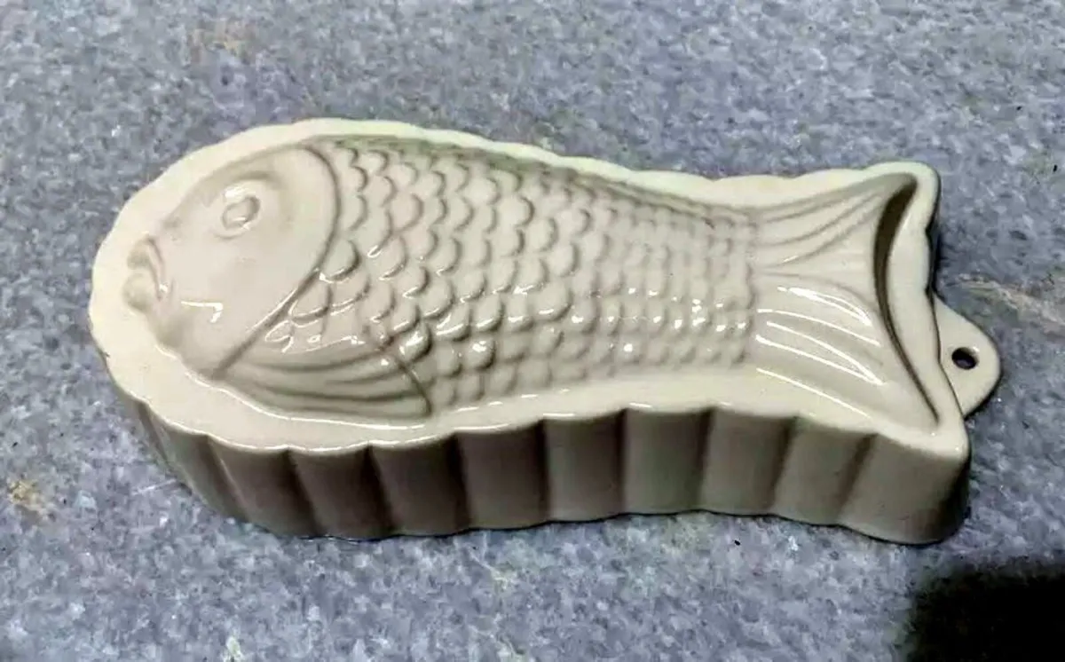 Retro Kitchen Decor - Pair of Vintage Moulds - Image 3