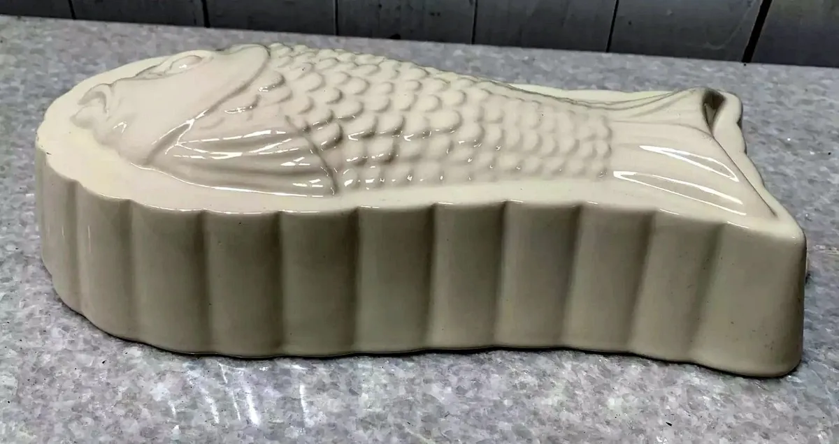 Retro Kitchen Decor - Pair of Vintage Moulds - Image 2
