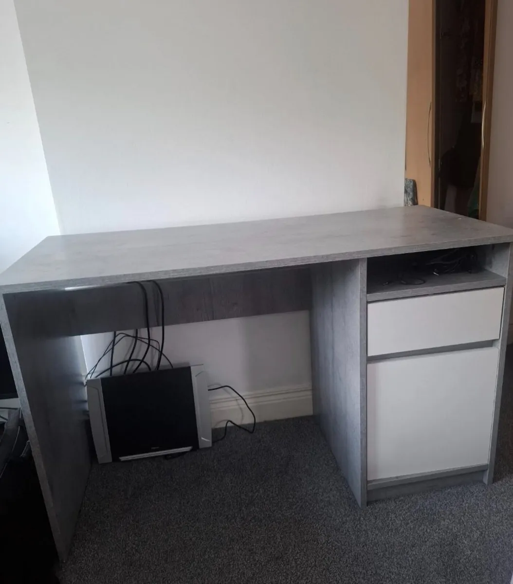 Office Desk - Image 1
