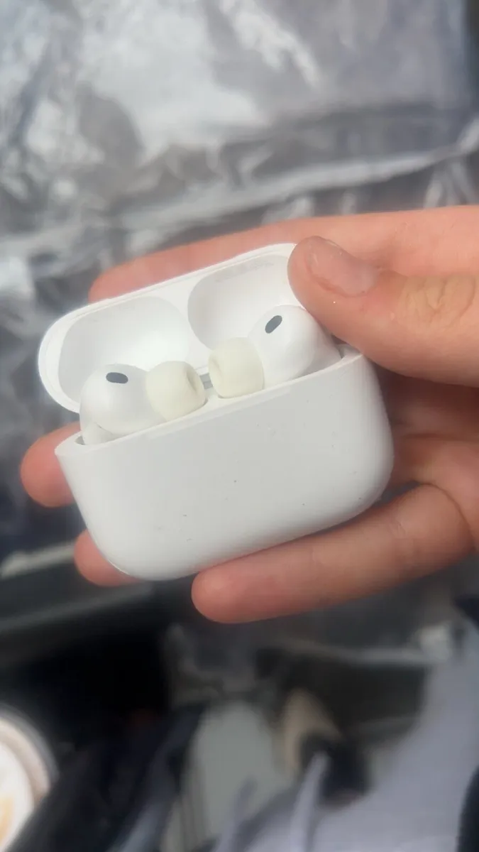 Wireless ear phones