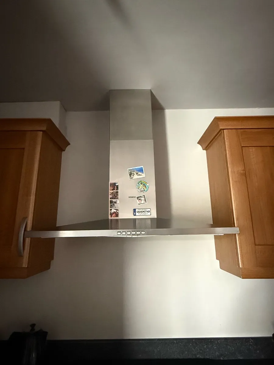 Full kitchen unit and table and chair - Image 4