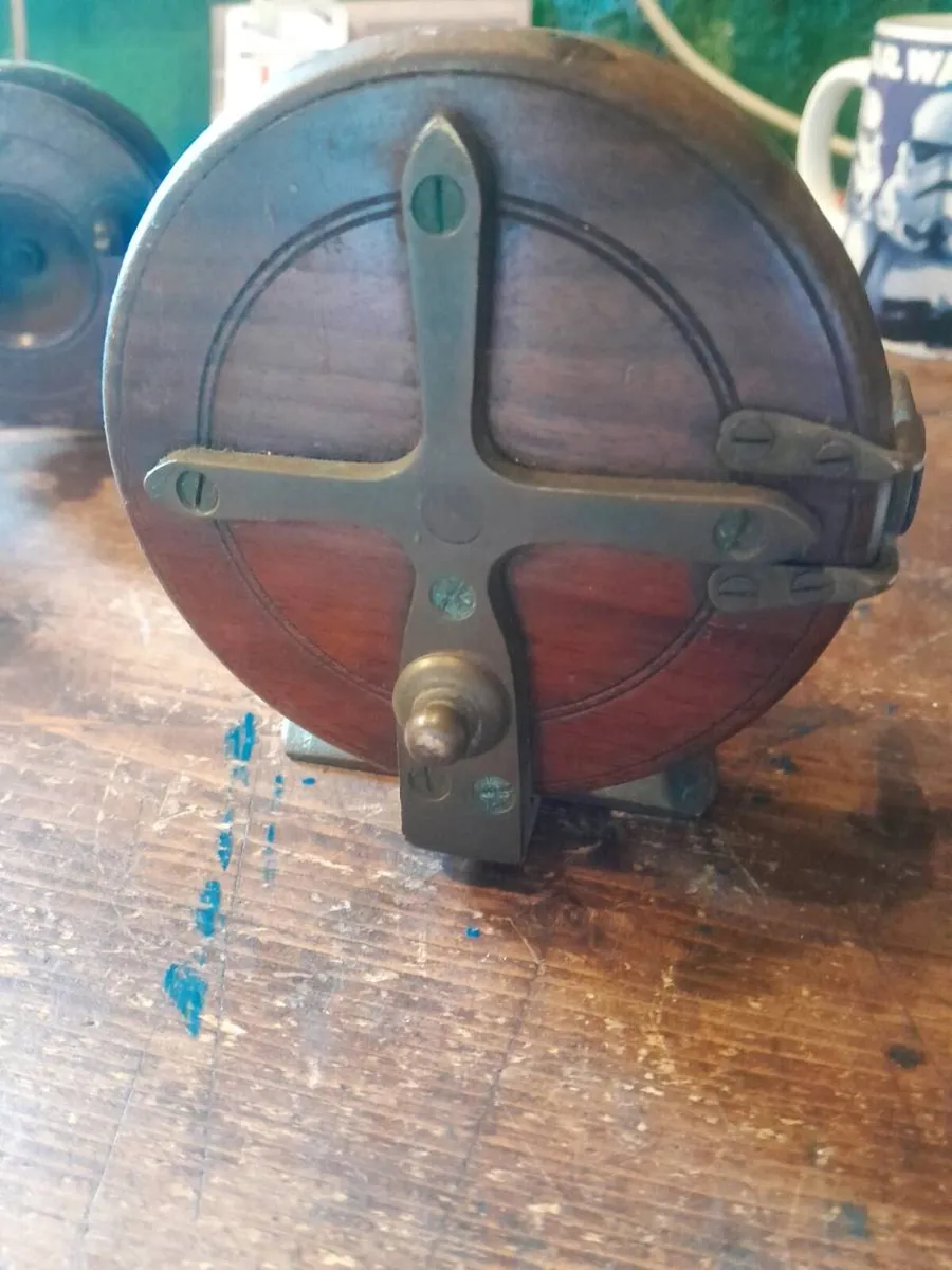 Four vintage wooden fishing reels - Image 4