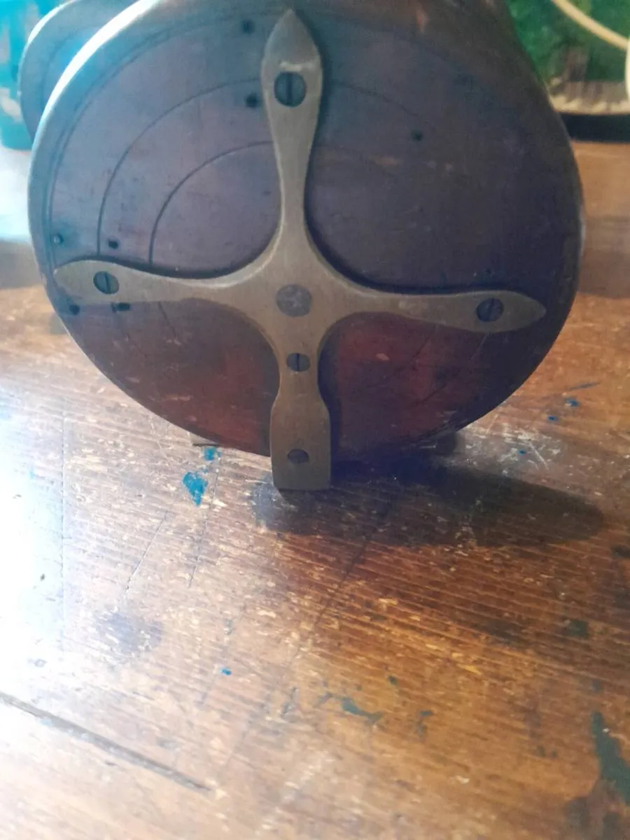 Four vintage wooden fishing reels - Image 1
