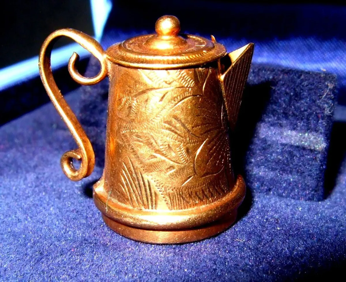 Vintage 9ct Gold Coffee Pot Charm - Image 3