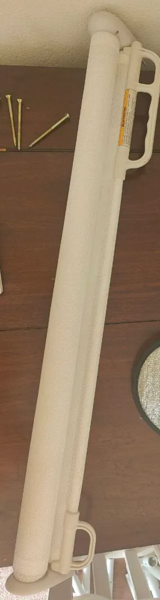 Retractable baby gate