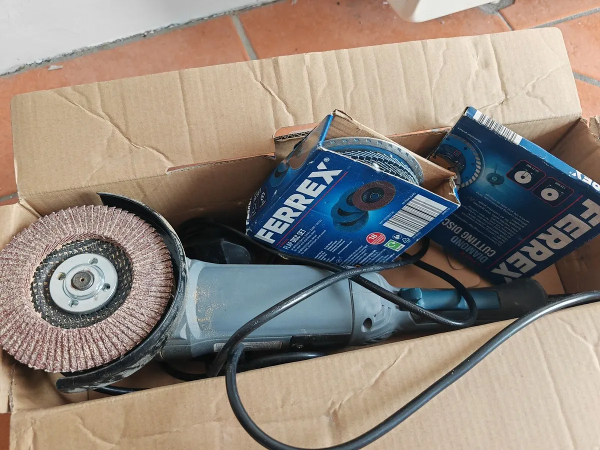 Angle grinder with different disc sets