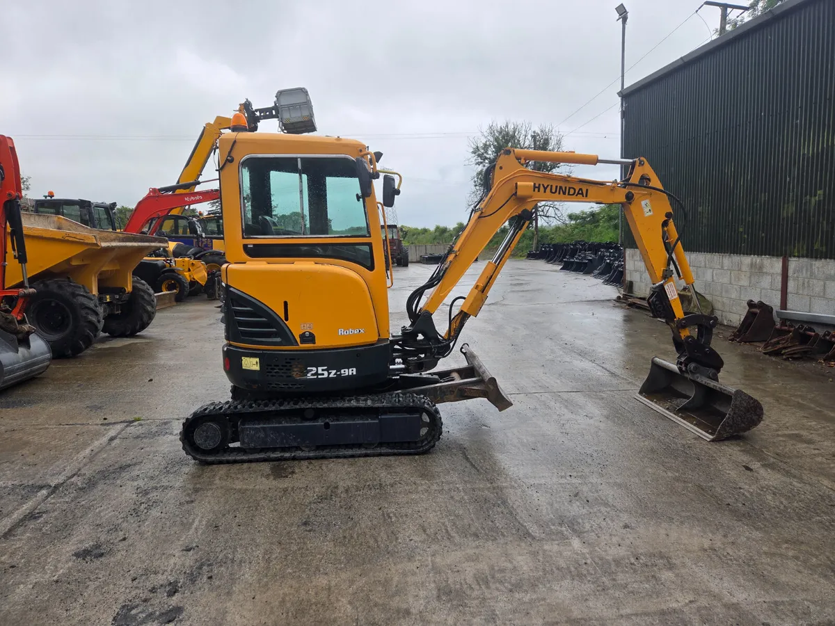 HYUNDAI  25Z-9A  (2015) - Image 1