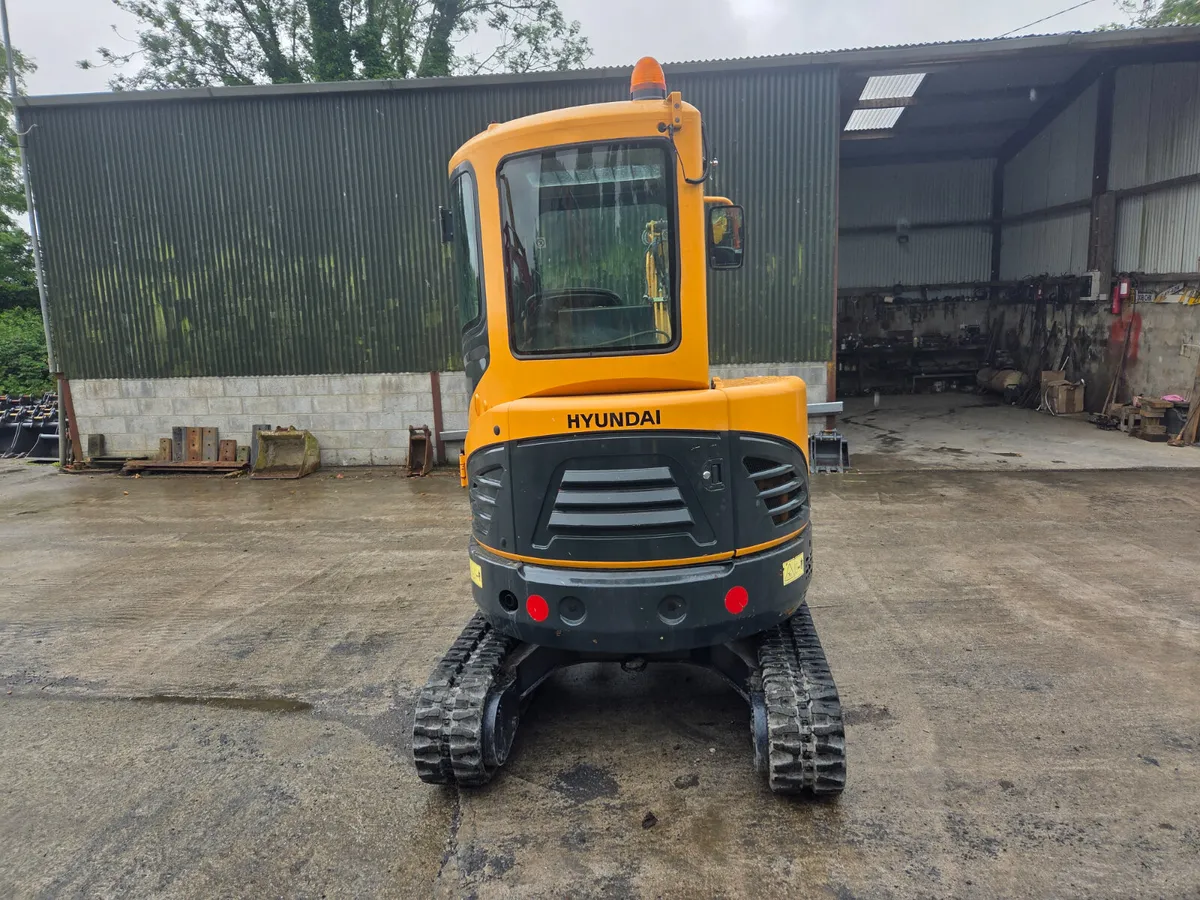 HYUNDAI  25Z-9A  (2015) - Image 2