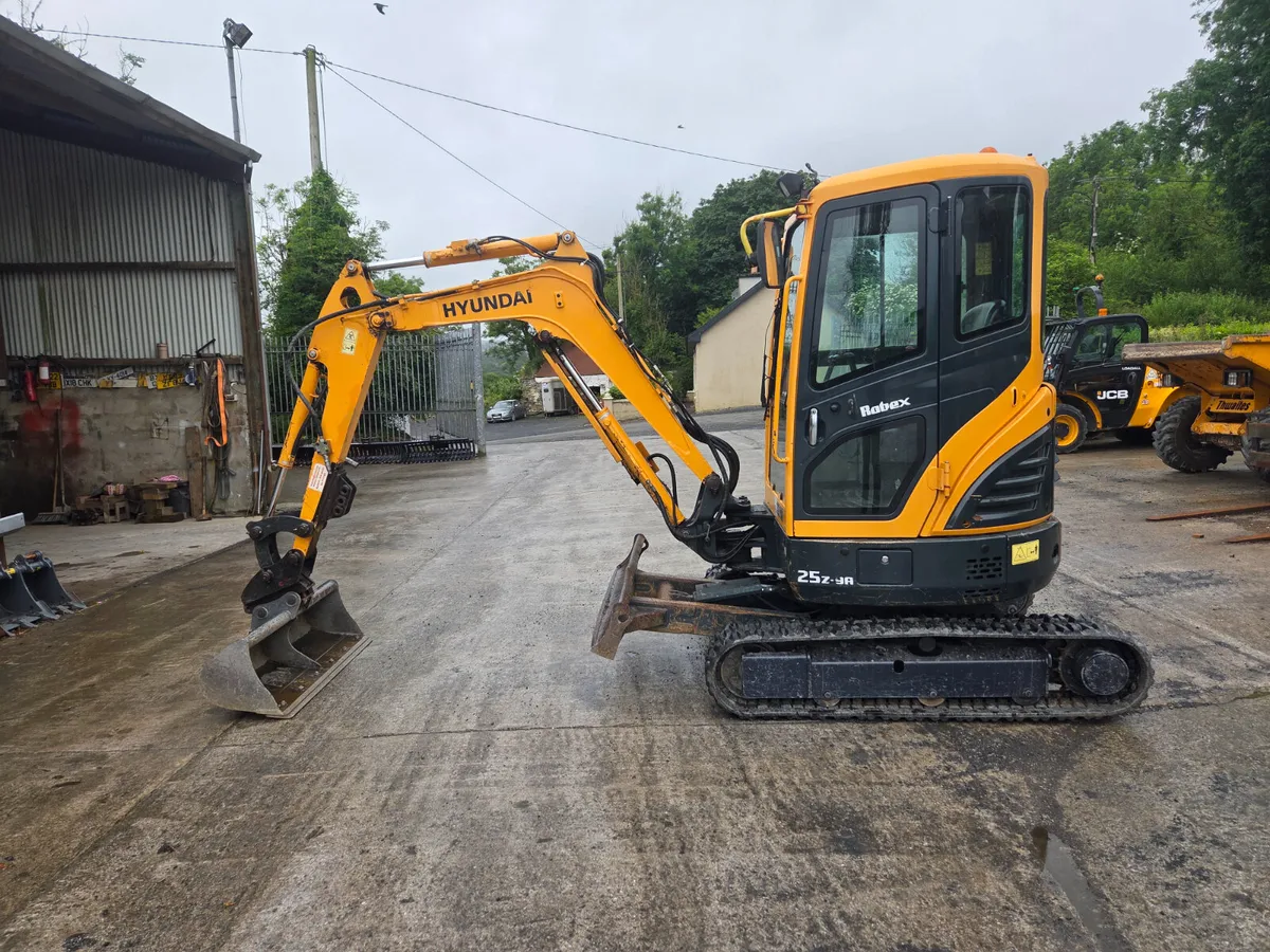 HYUNDAI  25Z-9A  (2015) - Image 3