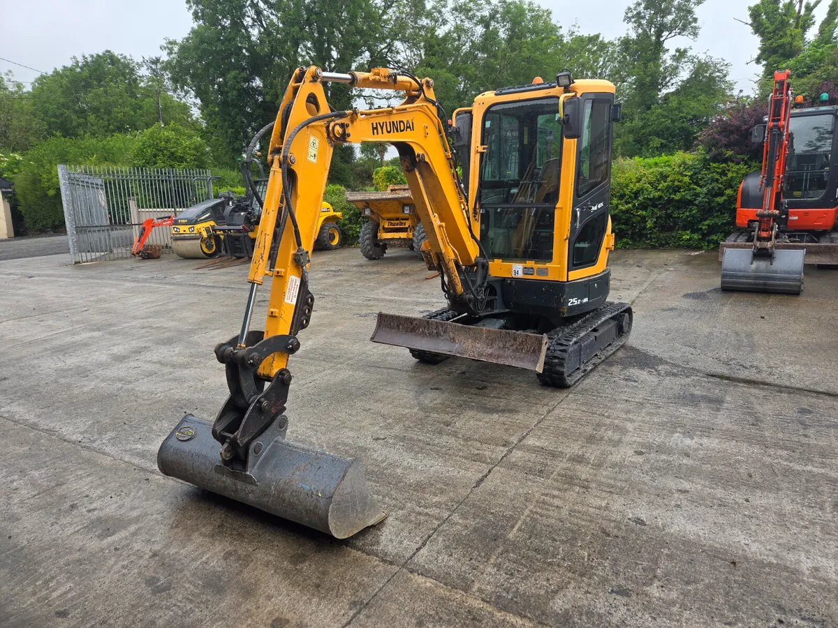 HYUNDAI  25Z-9A  (2015) - Image 4