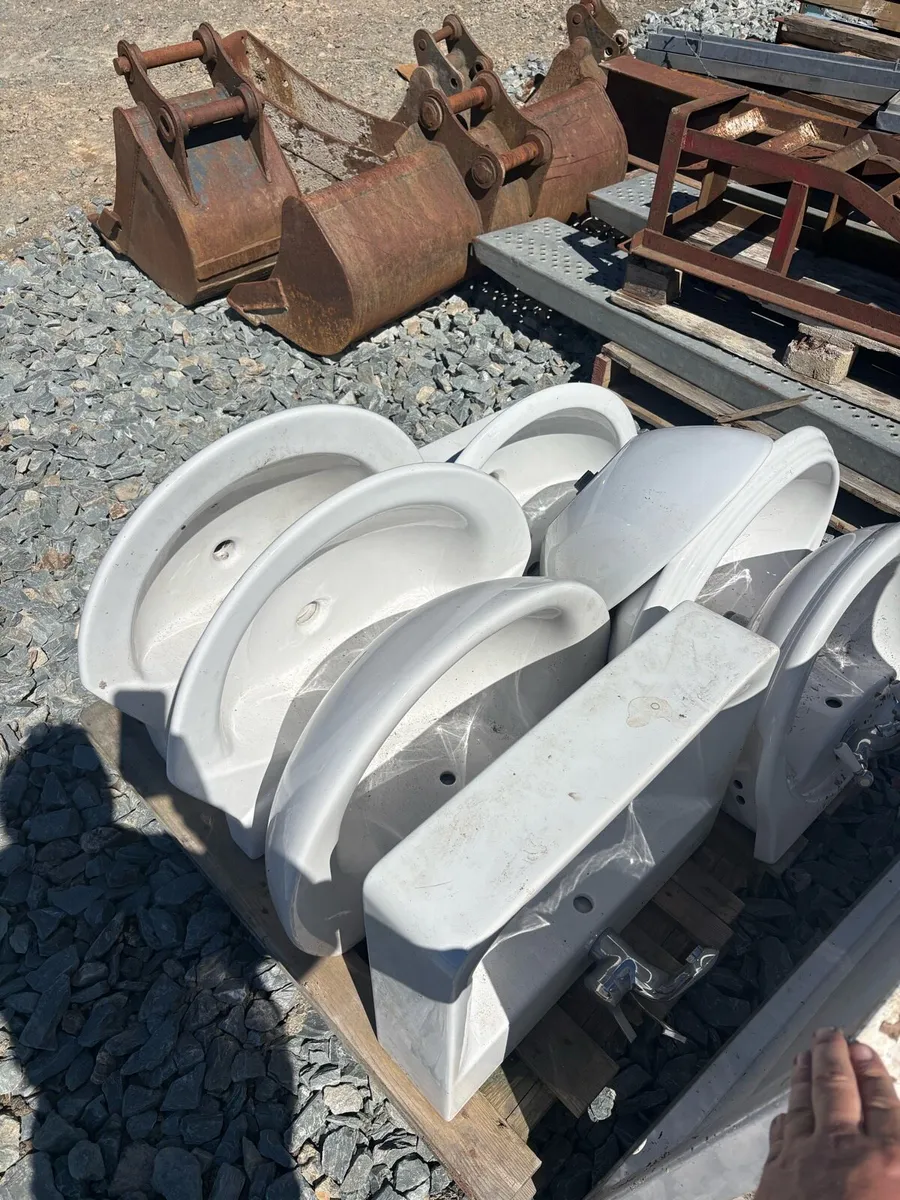 New Hand basins & pedestals - Image 1