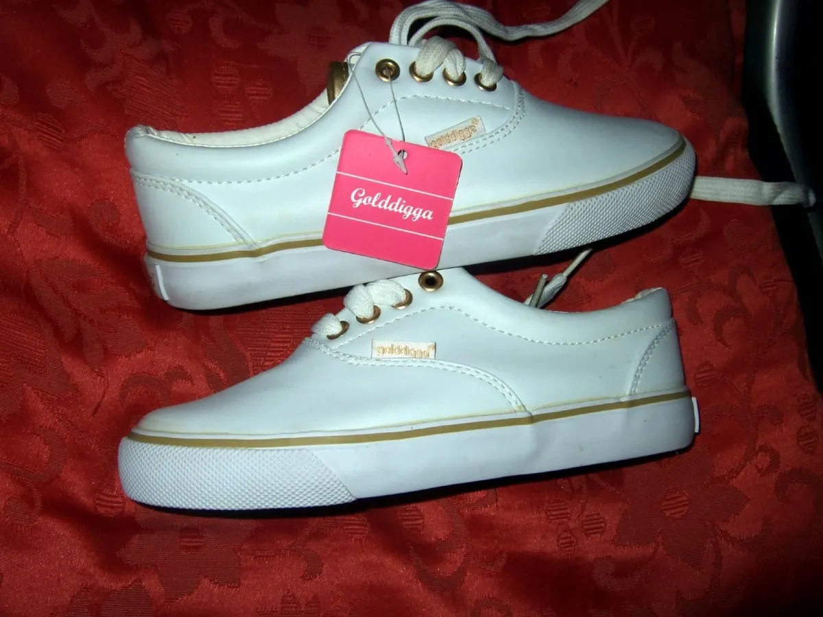 BNWT 'Goldigga' Trainers Size 2 / 34 - Image 1