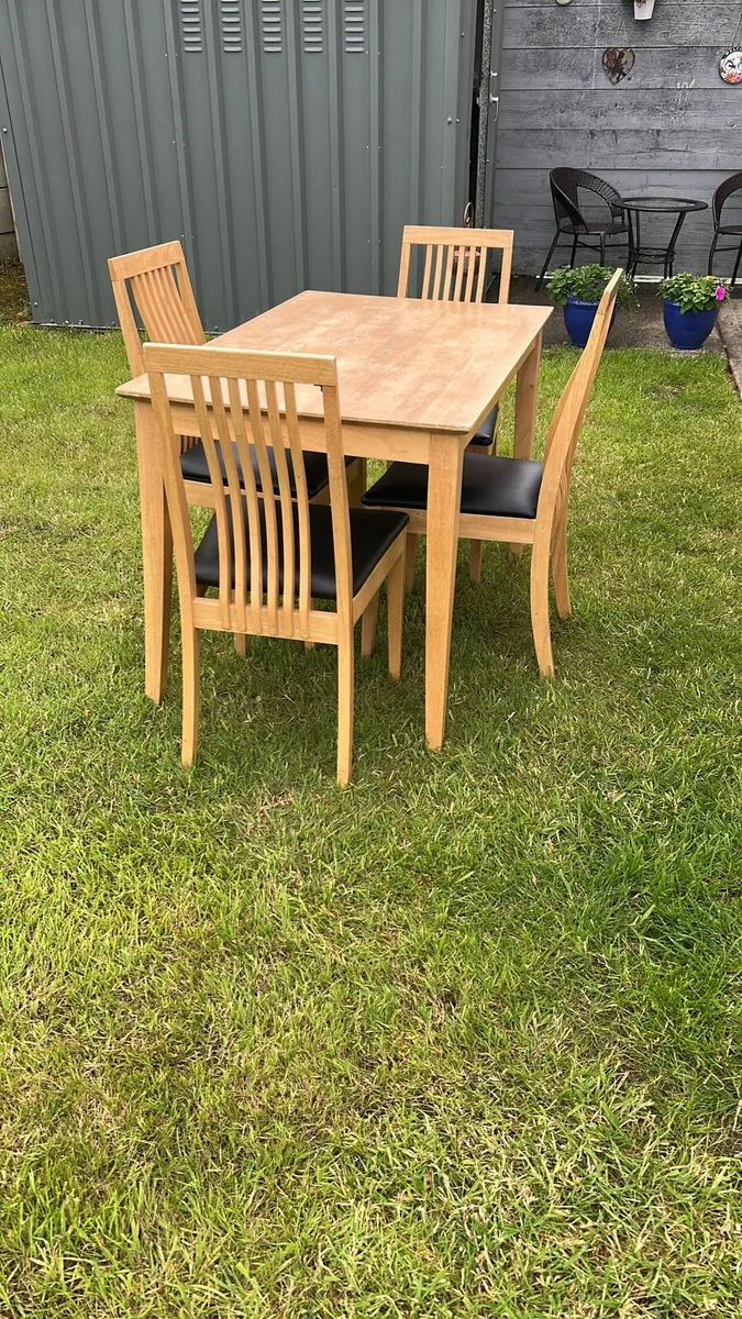 Table and 4 chairs - Image 1