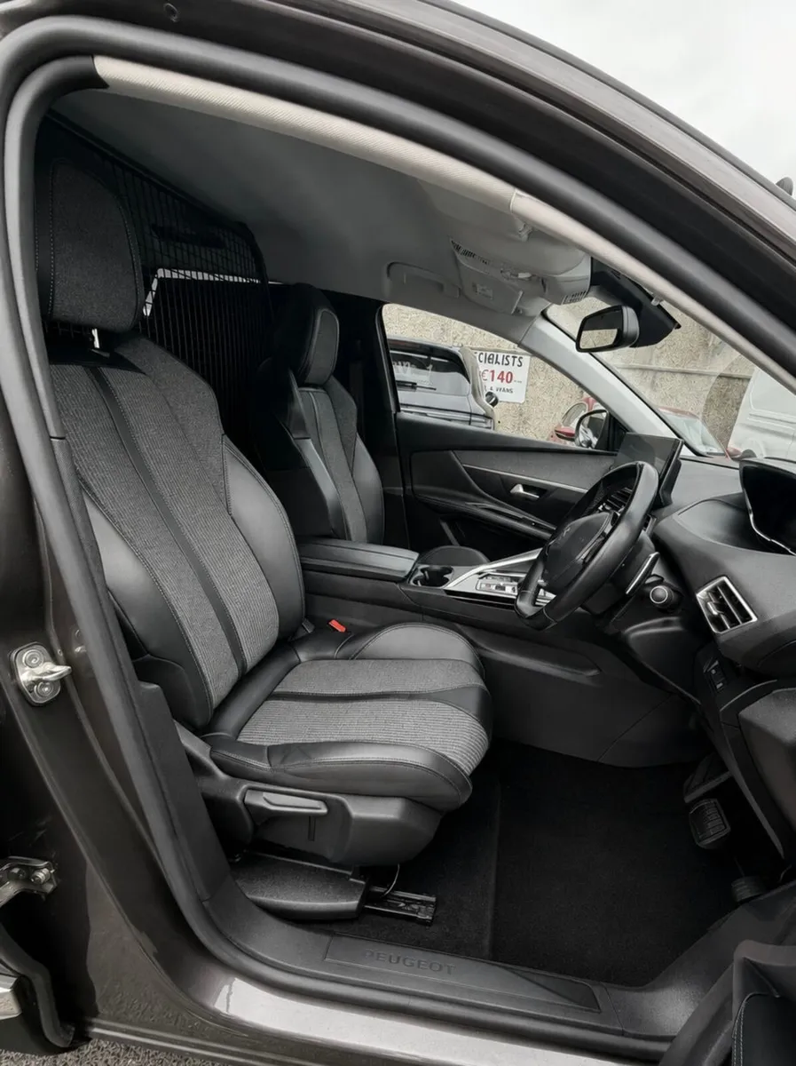 2022 Peugeot 3008 AUTOMATIC - Image 3