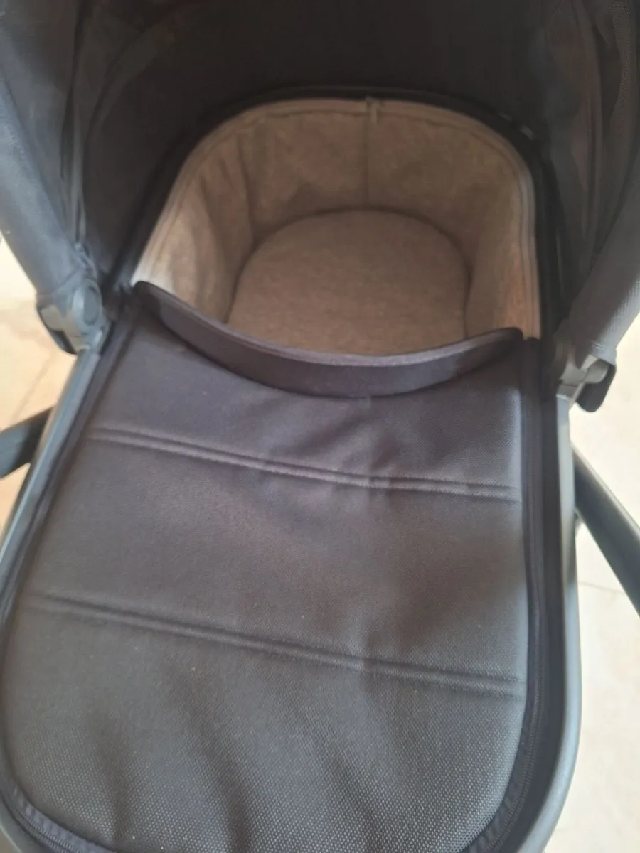 Uppababy Vista V2 Pushchair & Carrycot - Image 2