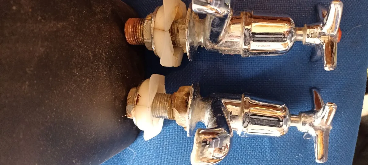 Pair of WHB Taps - Image 2