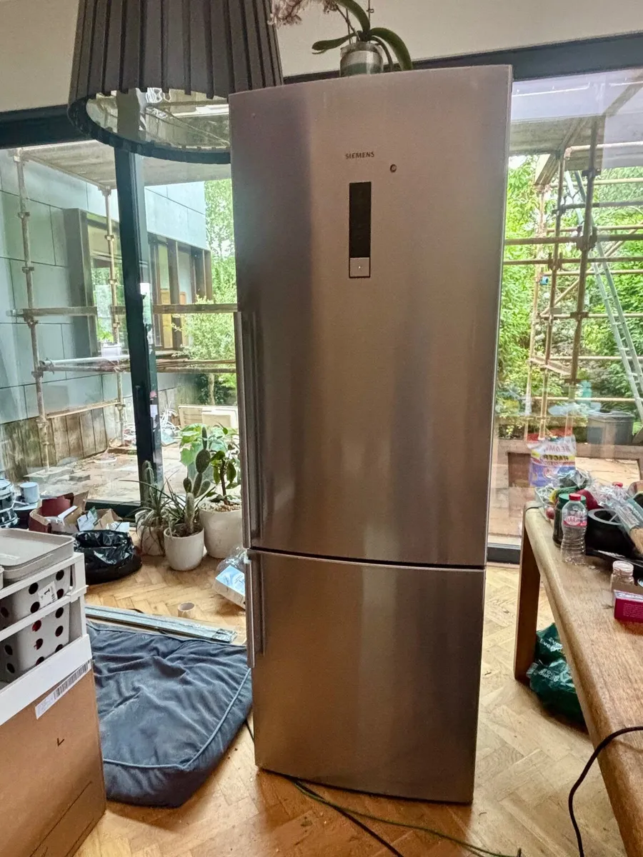Siemens iQ700 Stainless Steel Fridge Freezer - Image 1