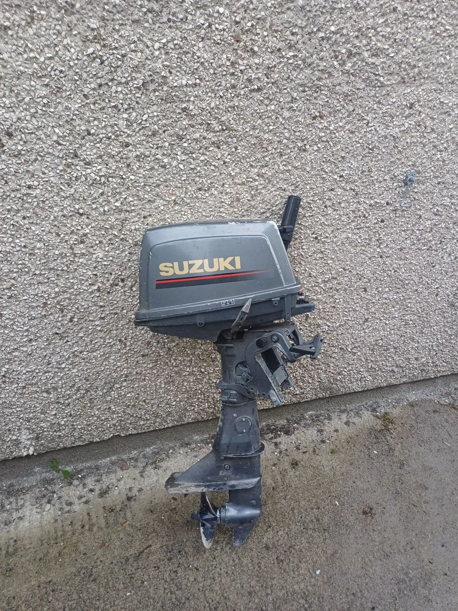 Suzuki 2 stroke 6 hp outboard engine,short shaft. - Image 1