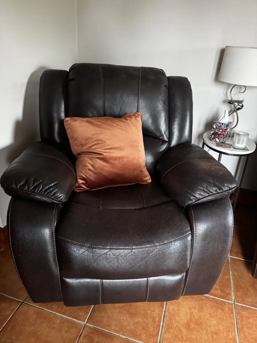 Two seater recliner and armchairs - Image 3