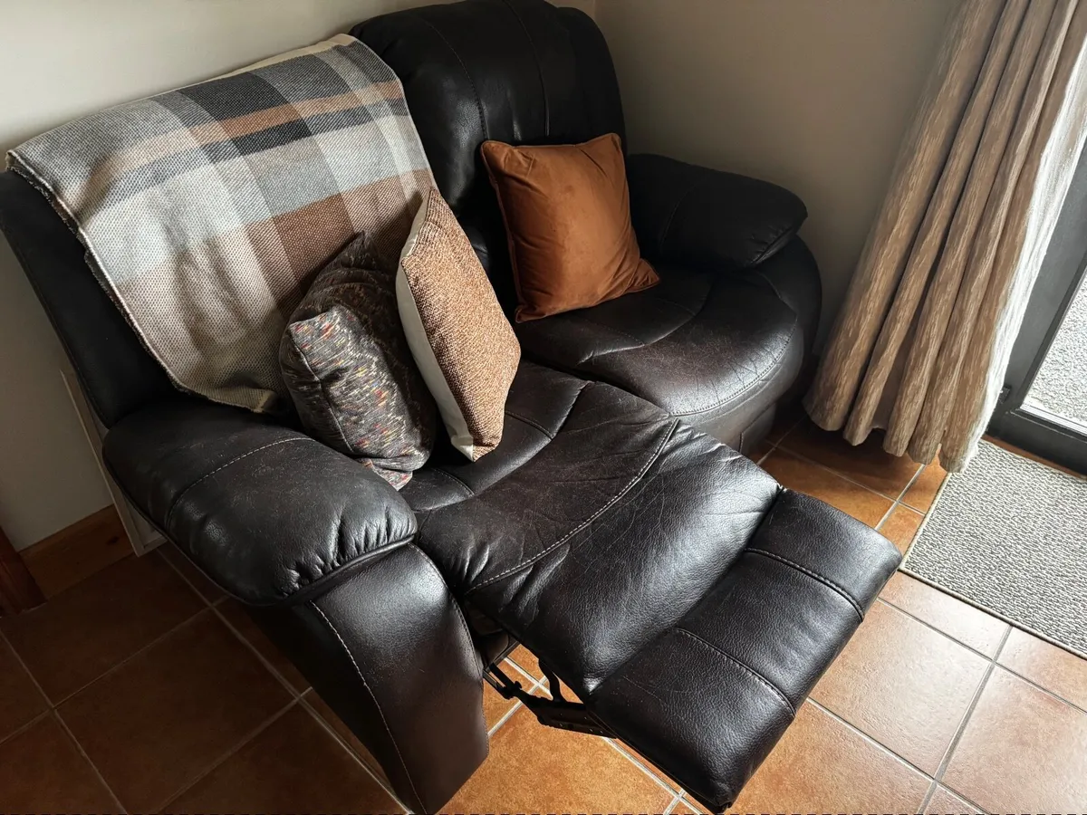 Two seater recliner and armchairs - Image 3
