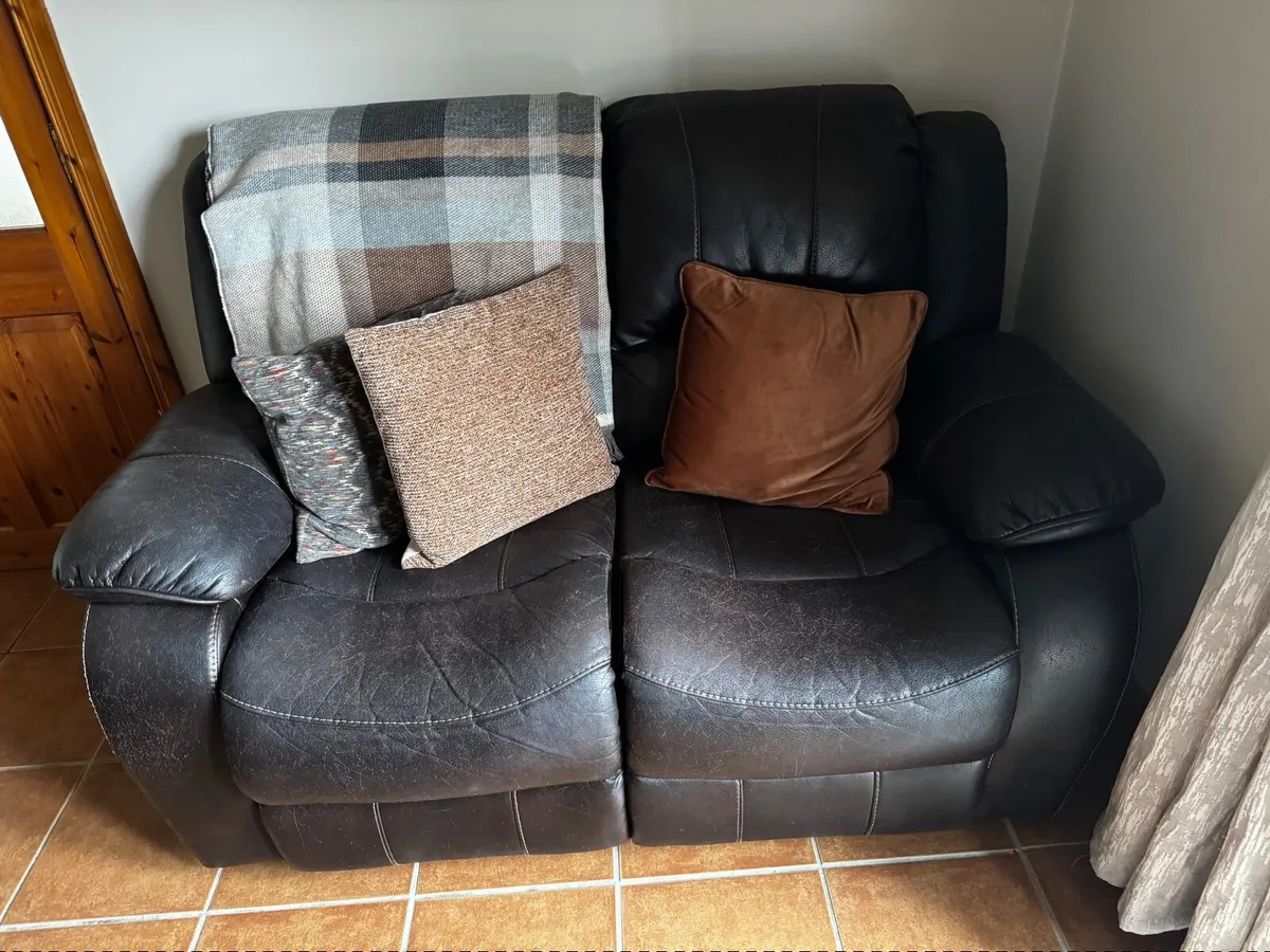 Two seater recliner and armchairs - Image 4