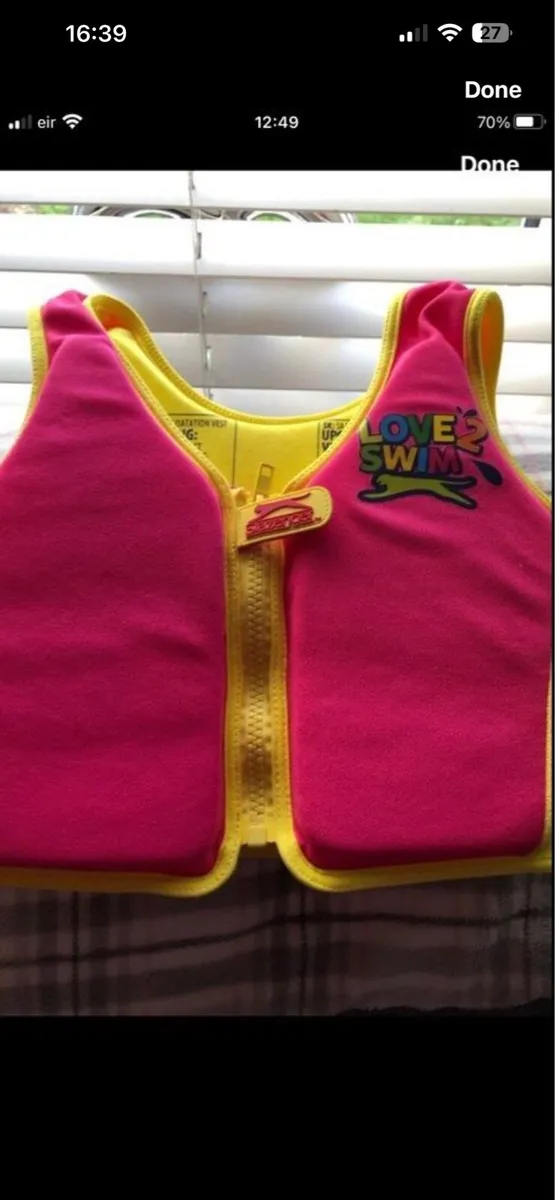 Girls life jacket age 2/3 €10 - Image 4