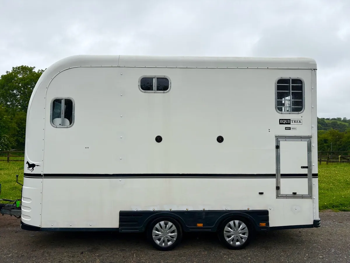 Equi-Trek Show Treka Horse Trailer With living - Image 2
