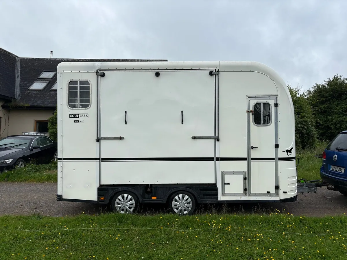 Equi-Trek Show Treka Horse Trailer With living - Image 3