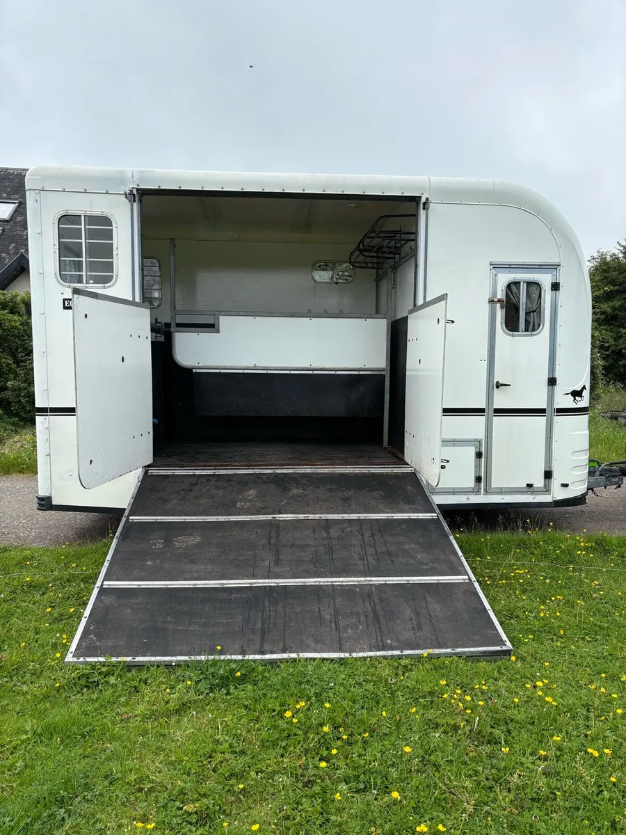 Equi-Trek Show Treka Horse Trailer With living - Image 4