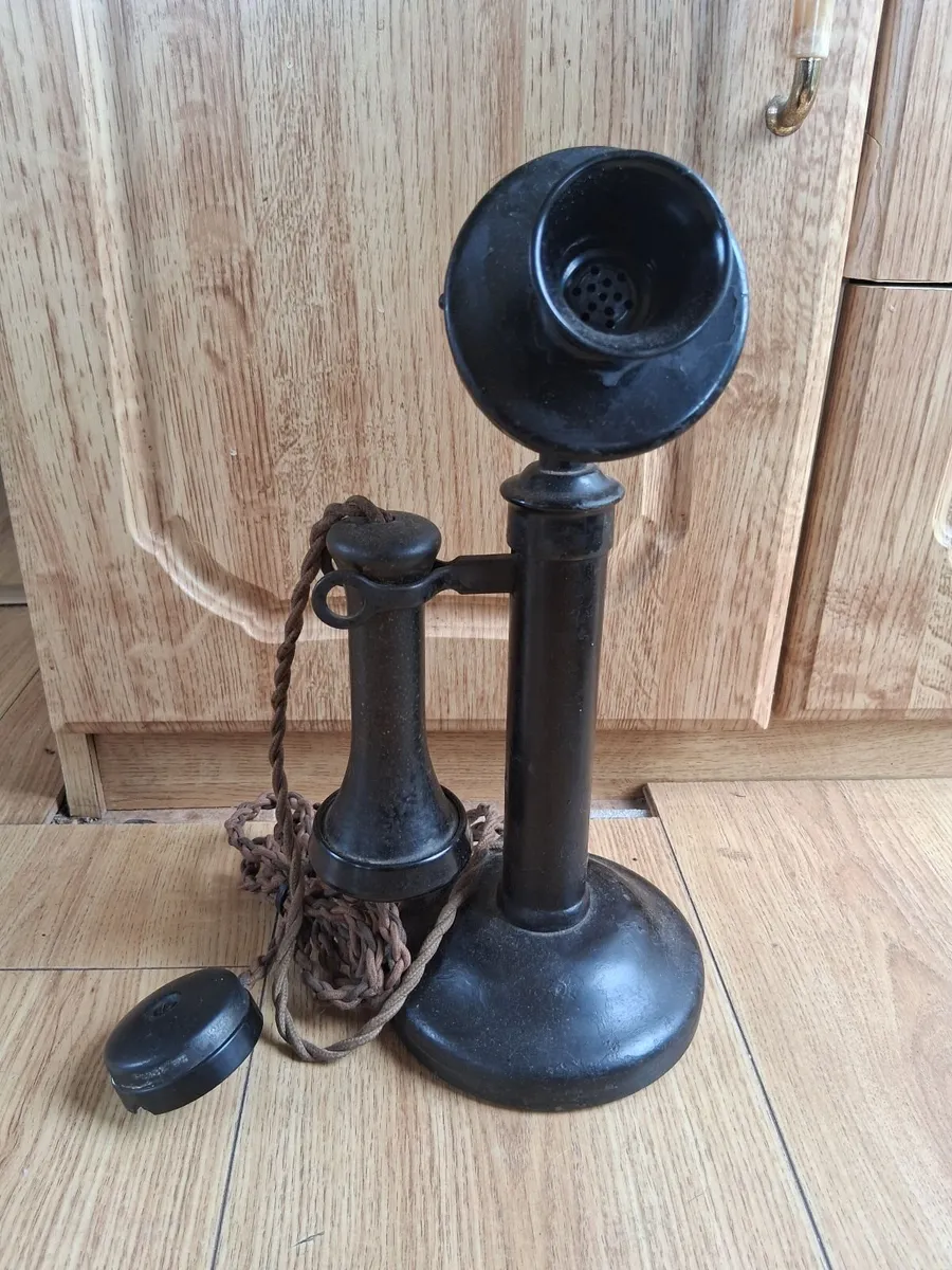 Antique telephone - Image 1