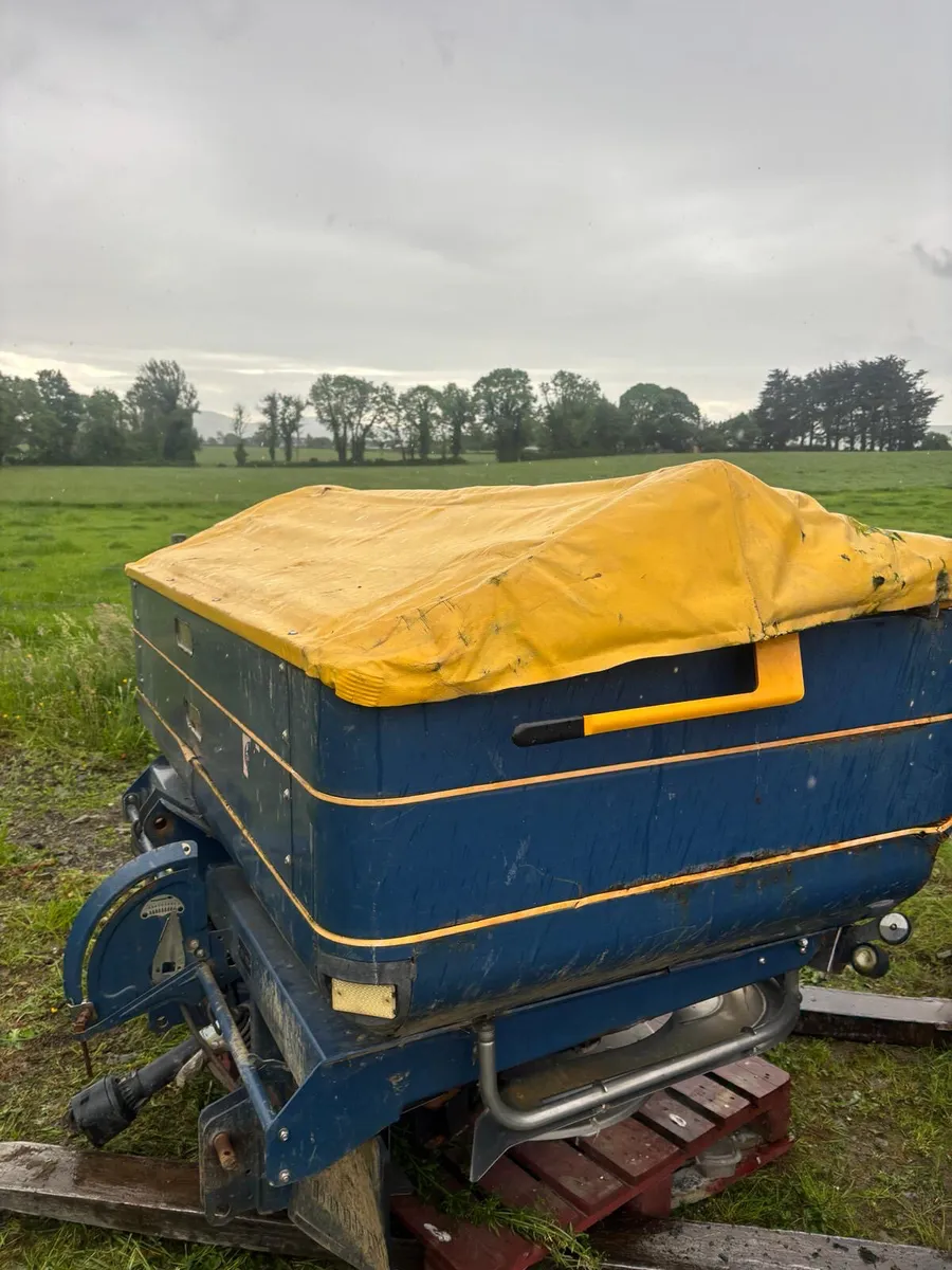 Bobble L2 Fertiliser  Spreader - Image 1