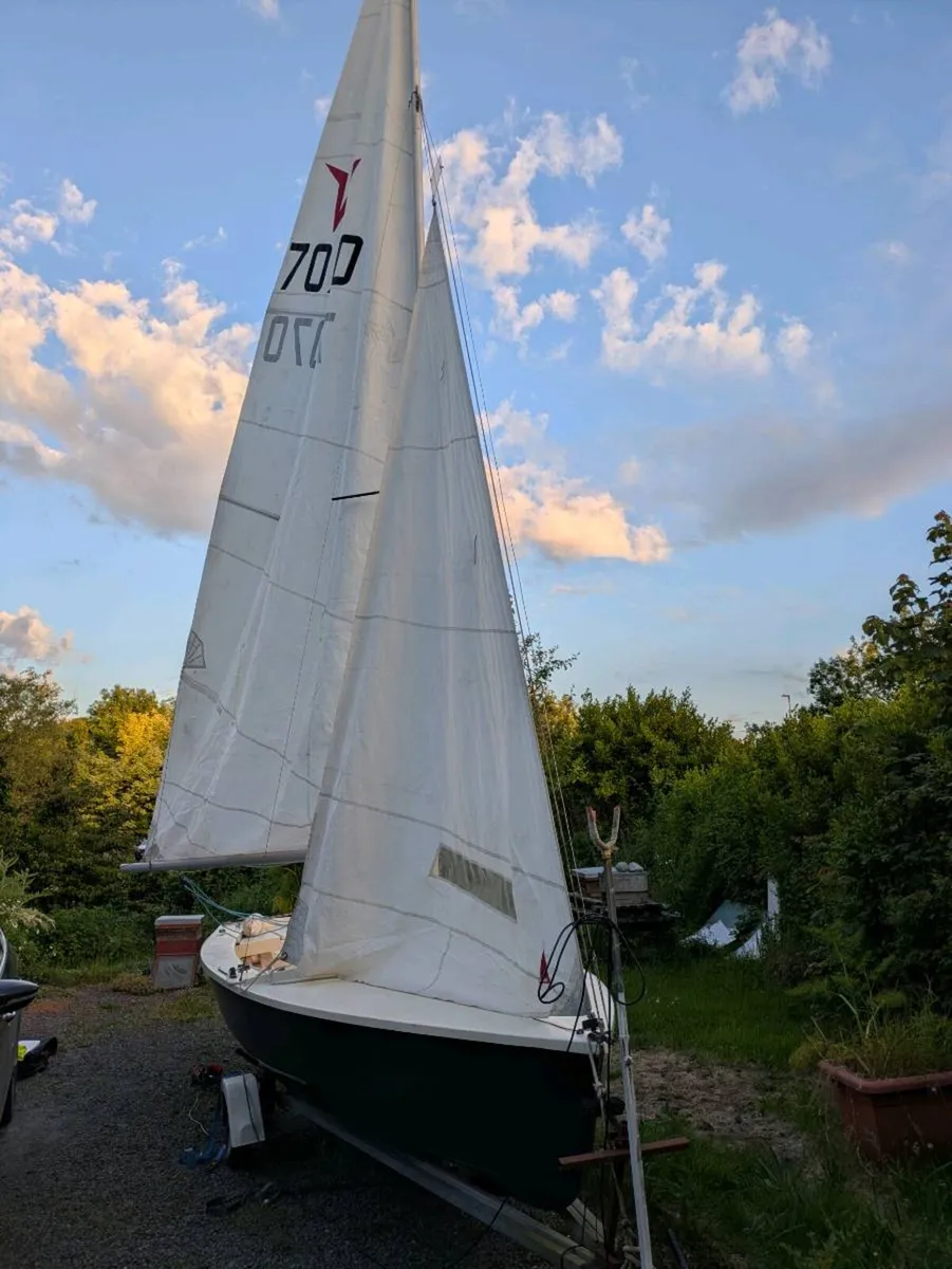 Wayfarer sailing dinghy - Image 1