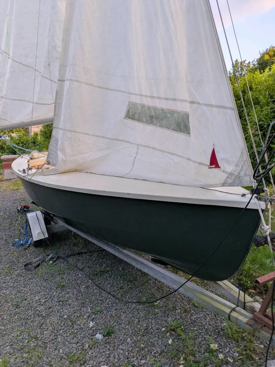 Wayfarer sailing dinghy - Image 3