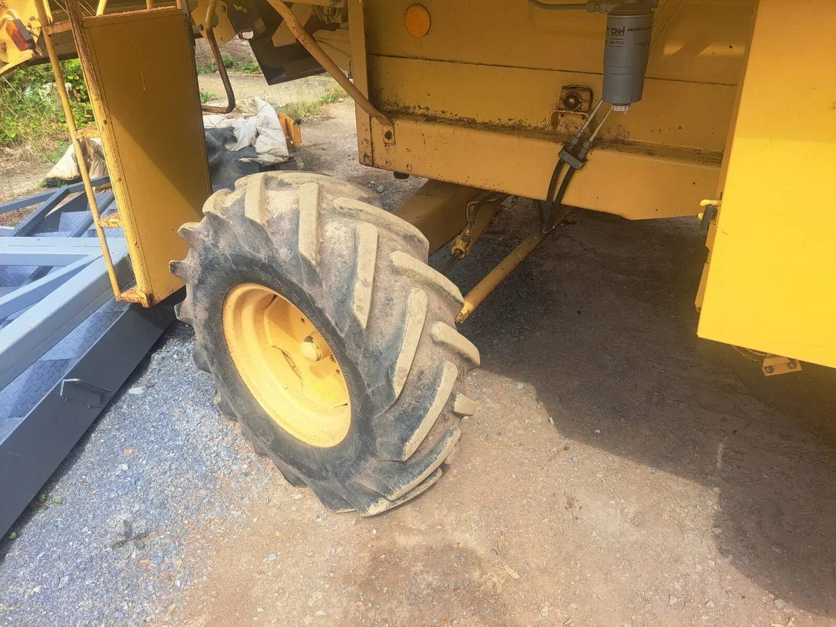 TX34 New Holland Combine - Image 3