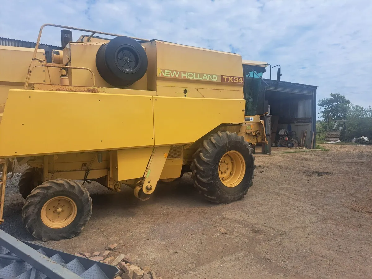 TX34 New Holland Combine - Image 2